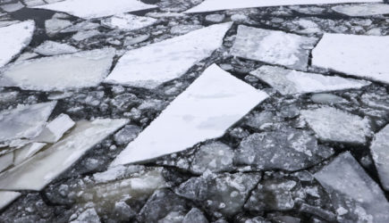 На реках Ленобласти начали взрывать лед