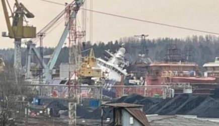 Военкоры: Новейший военный ледокол в&nbsp;Выборге дал крен после атаки дронов ВСУ