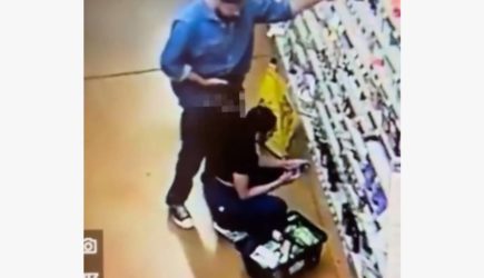 Таинственный извращенец прижался пенисом к уху женщины в магазине и сбежал