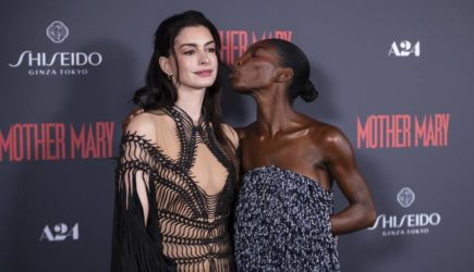 Самая красивая знаменитость года в прозрачном платье вышла на красную дорожку