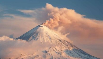 Спутники обнаружили, как активный вулкан на Камчатке топит снег изнутри