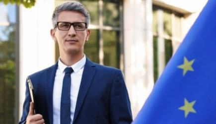 Евросоюз отказался эвакуировать дипломатов из Киева после призыва МИД РФ
