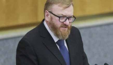 Виталий Милонов ждет массового покаяния и возвращения артистов в Россию