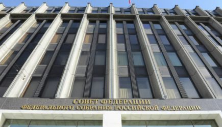СФ одобрил закон о праве привлечь ВС для защиты арестованных за рубежом россиян