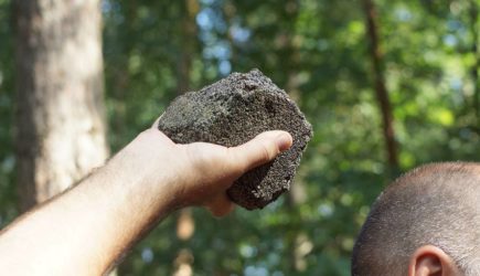 Российские школьники в масках камнем разбили лицо мужчине