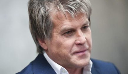 Популярному в 90-х певцу официально запретил выступать лечащий врач