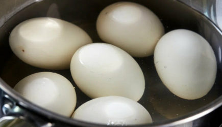 Почему яйца после варки нельзя класть в холодную воду