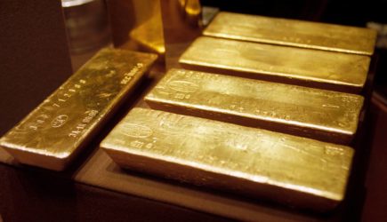 Фраза в телефоне пожилого россиянина стоила ему 95 миллионов рублей золотыми слитками