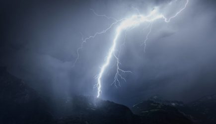 Молния ударила в четырех человек