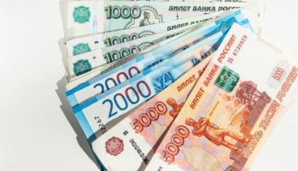 Банки Киргизии перестали принимать российские рубли для обмена на местную валюту