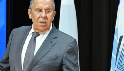 Лавров: Россия не отказалась от доллара, но за «бусы» не торгует