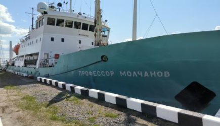 Губернатор Шпицбергена позаботится об арестованном судне из России: началось биеннале