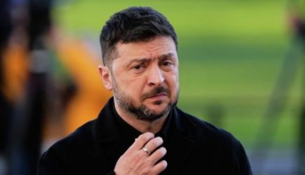 Politico: Кто-то напукал в зале для брифинга Зеленского — глаза режет